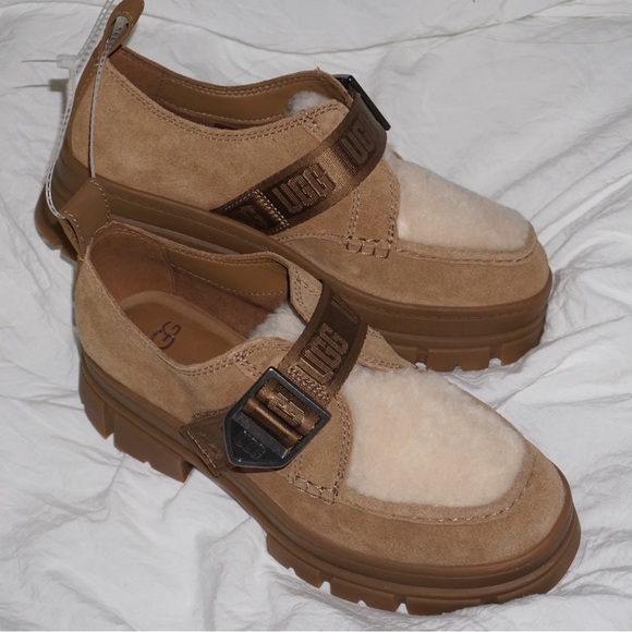 UGG SHOES NEW - Picture 1 of 3